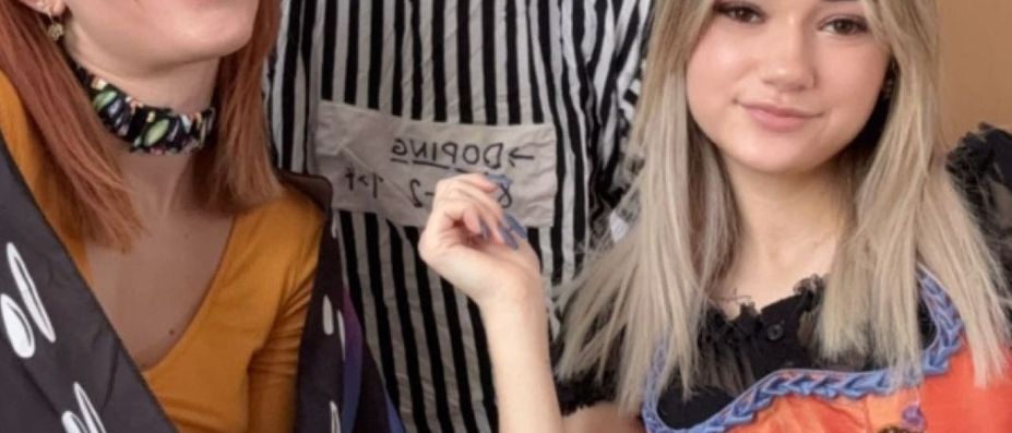 Bild enthält, Photography, Face, Head, Person, Portrait, People, Adult, Female, Woman, Blouse