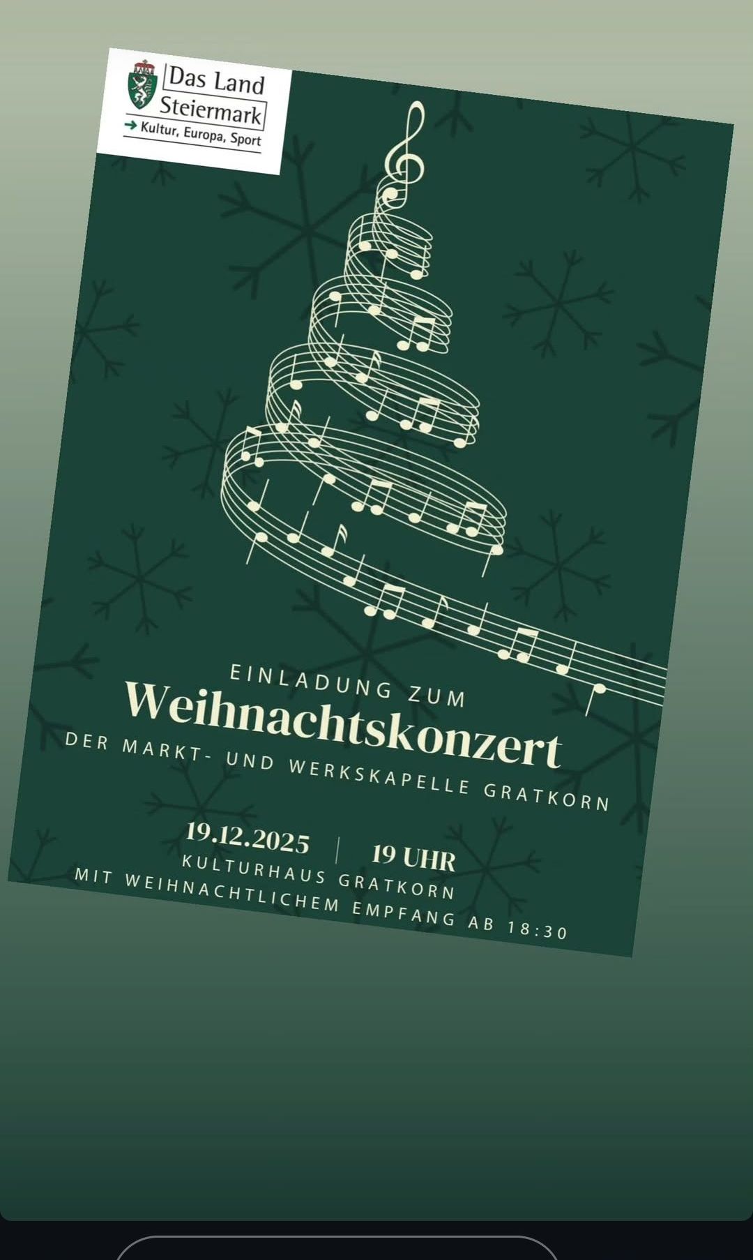 Eine Einladung zum Weihnachtskonzert mit grünem Hintergrund, Schneeflocken und einem musikalischen Baum. Das Event ist am 19.12.2025 um 19:00 Uhr.