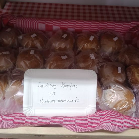 Bild enthält, Bread, Bun, Food, Bed, Furniture