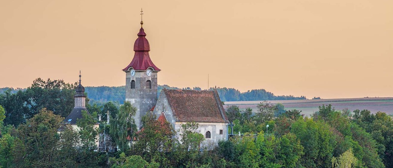 Bild enthält, Monastery, Spire, Nature, Outdoors, Sky, Tree, Fortress, Clock Tower, Housing, Countryside