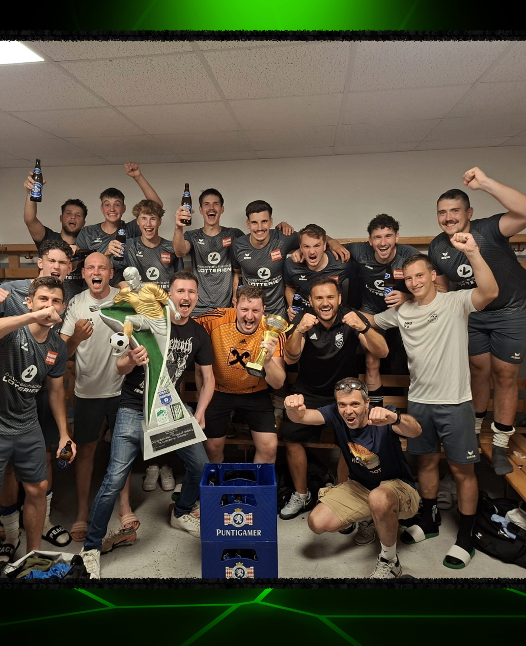 Fußballteam feiert mit Pokal und Bier in der Kabine in Österreich