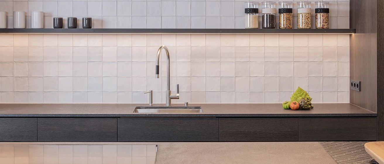 Bild enthält, Indoors, Interior Design, Sink, Sink Faucet, Shelf, Kitchen