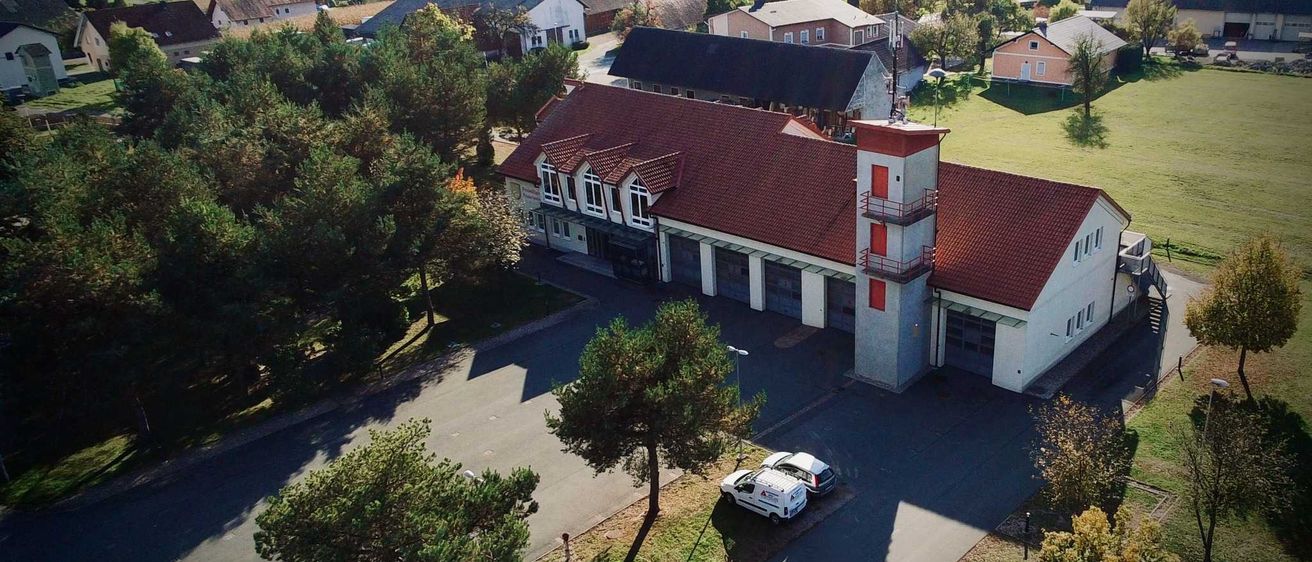 Bild enthält, Outdoors, Architecture, Building, Housing, Aerial View, House, Driveway, Car, Vehicle