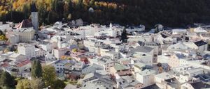 Bild enthält, Outdoors, Nature, Landscape, Building, Cityscape, Urban, Scenery, Neighborhood, Aerial View, Housing