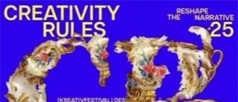 Plakat für die Kreativität Rules Veranstaltung, mit goldenen, zerbrochenen Formen, die einen großen Buchstaben R auf blauem Hintergrund bilden. Der Text lautet 'Creativity Rules', 'Reshape the Narrative', und Veranstaltungsdaten und -orte sind angegeben.