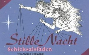 Buchcover von 'Schicksalsfäden' von Andrea Sobezsek, das drei ätherische Figuren zeigt, eine davon eine Marionette haltend, vor einem Hintergrund von Sternen und einem blau-roten Farbverlauf. Der Titel 'Stille Nacht' ist prominent angezeigt.