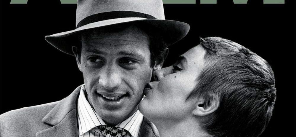 Ein Schwarz-Weiß-Foto zeigt einen Mann in Anzug und Krawatte und eine Frau, die sich küssen. Der Mann trägt einen Hut. Das Wort 'Atem' ist prominent über ihnen angezeigt.