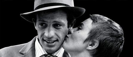 Ein Schwarz-Weiß-Foto zeigt einen Mann in Anzug und Krawatte und eine Frau, die sich küssen. Der Mann trägt einen Hut. Das Wort 'Atem' ist prominent über ihnen angezeigt.