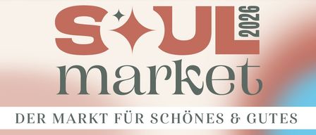 Ein Werbeplakat für die Soul Market Veranstaltung im Jahr 2026, mit einem Backsteingebäude, einem Banner, einem roten Kreis mit dem Text NE und den Worten 'Ihr Markt für Schönes und Gutes.'