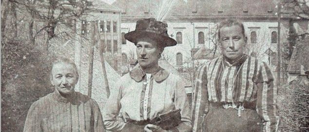 Drei Personen in Vintage-Kleidung posieren vor einem alten Gebäude. Ein Textüberlagerung lautet 'Zwischen Hexe und Heldin! Führung zum Weltfrauentag.'