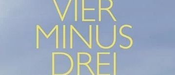 Filmplakat für Vier Minus Drei, mit einer Frau in einem blauen Mantel, im Hintergrund ein Haufen Menschen. Das Plakat ist in deutscher Sprache.