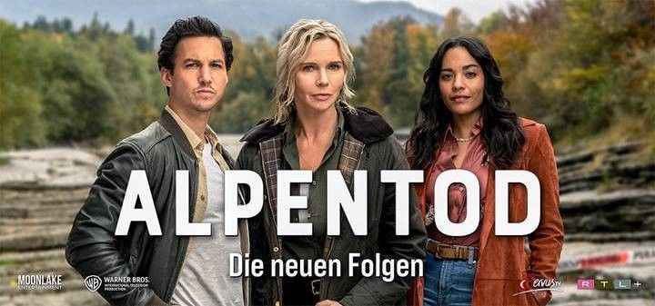 Drei Personen stehen im Freien vor einer malerischen Kulisse mit Bäumen und Bergen. Der Text lautet 'ALPENTODO' und 'Die neuen Folgen'. Der Mann trägt eine schwarze Jacke, die Frauen tragen eine grüne und eine braune Jacke.