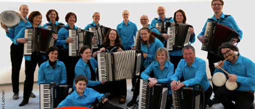 Plakat für das 8. Hallein Akkordeon-Festival, das eine Gruppe von Musikern zeigt, die Akkordeons, Trommeln und andere Instrumente spielen. Das Plakat enthält die Daten des Festivals vom 16. bis 21. März 2026. Das Festival feiert sein 55-jähriges Jubiläum. Das Bild hat einen blauen Rand.