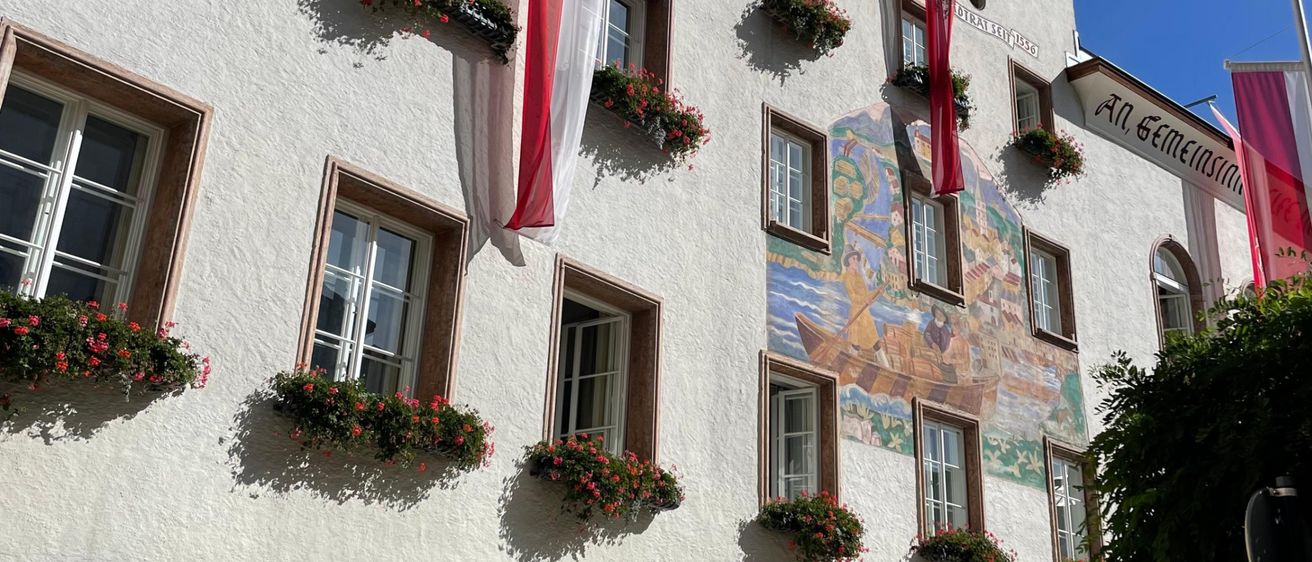 Bild enthält, Window, Architecture, Building, City, Monastery, Urban, Plant, Home Decor