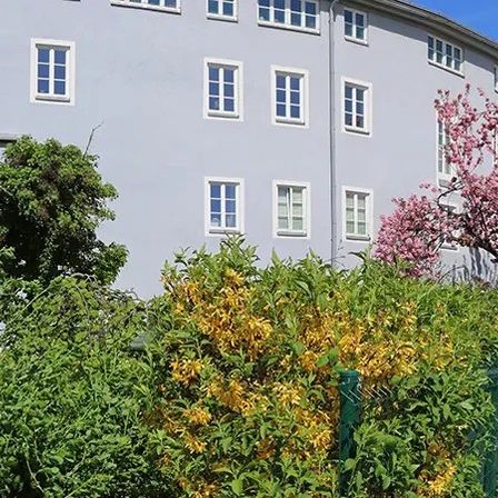 Bild enthält, City, Neighborhood, Street, Urban, Outdoors, Scenery, Housing, Villa, Car, Condo