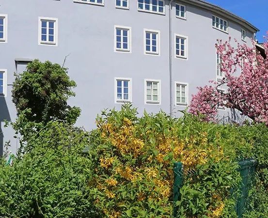 Bild enthält, City, Neighborhood, Street, Urban, Outdoors, Scenery, Housing, Villa, Car, Condo