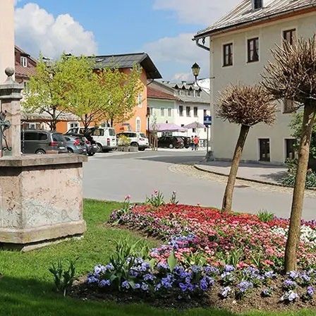 Bild enthält, City, Neighborhood, Road, Street, Urban, Downtown, Suburb, Car, Condo, Person