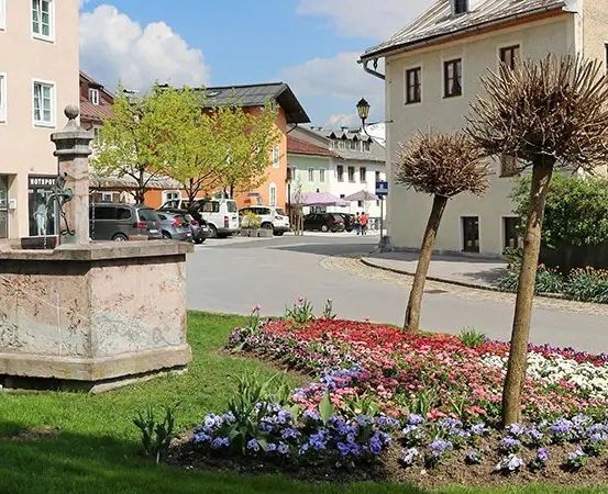 Bild enthält, City, Neighborhood, Road, Street, Urban, Downtown, Suburb, Car, Condo, Person