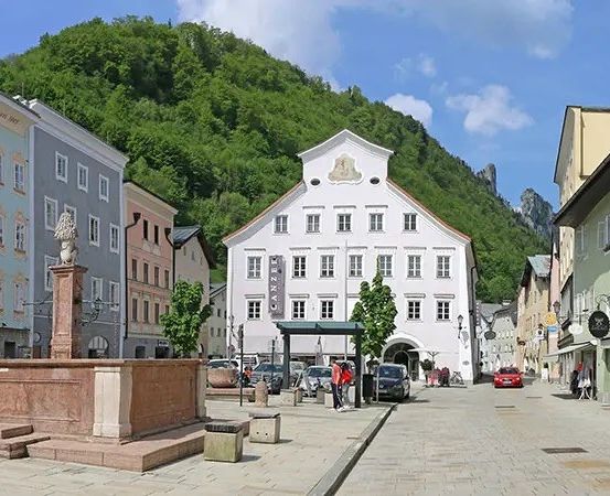 Bild enthält, City, Neighborhood, Road, Street, Urban, Scenery, Condo, Downtown, Landscape, Path