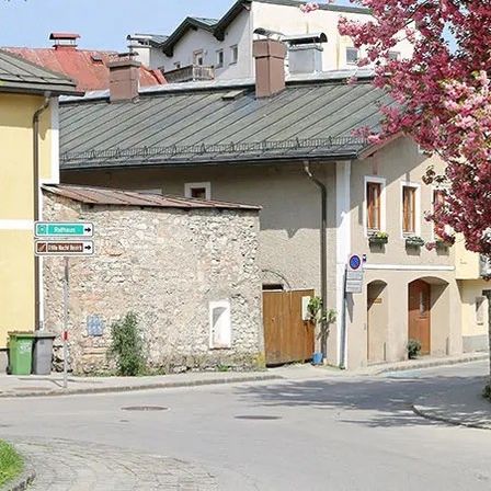 Bild enthält, Neighborhood, City, Road, Street, Urban, Suburb, Housing, Person, Outdoors, House