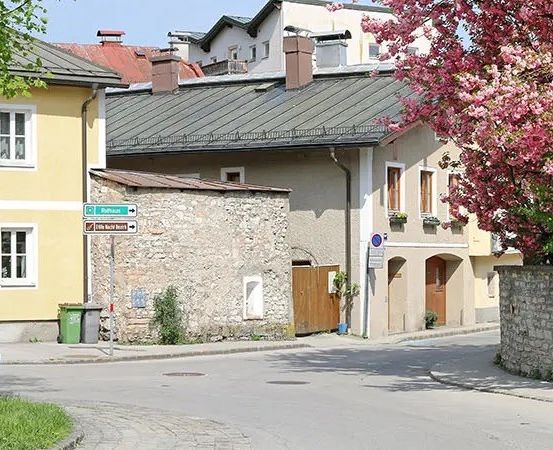 Bild enthält, Neighborhood, City, Road, Street, Urban, Suburb, Housing, Person, Outdoors, House