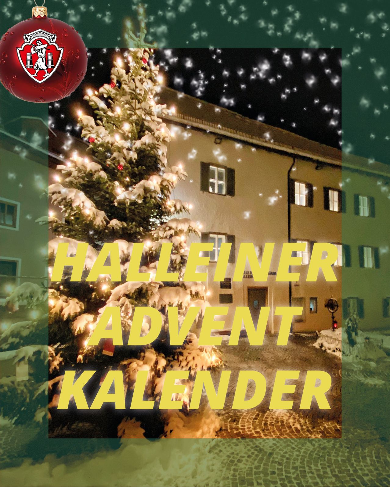 Ein mit Lichtern geschmückter Weihnachtsbaum steht vor einem Gebäude mit der Aufschrift 'Halleiner Advent Kalender'. Schnee liegt auf dem Baum und dem Boden.