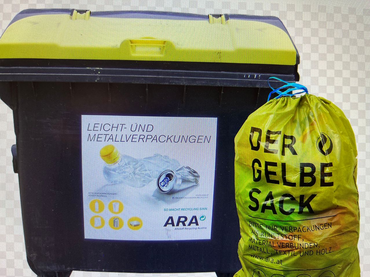 Ein gelber Recyclingbehälter mit einem Plakat darauf. Das Plakat zeigt verschiedene recycelbare Materialien. Ein gelber Sack mit der Aufschrift 'Der Gelbe Sack' steht neben dem Behälter.