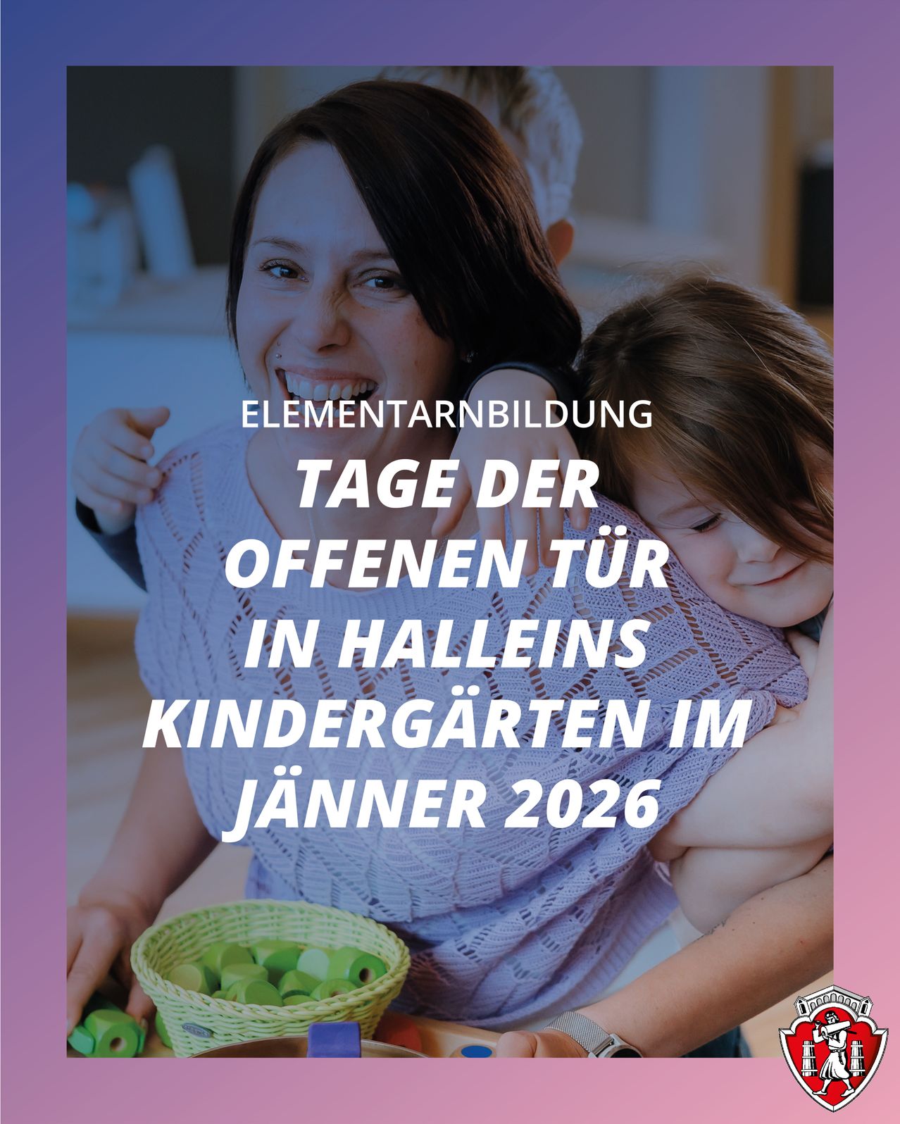 Ein Bild zeigt eine lächelnde Frau, die ein Kind hält, mit einem Textüberlagerung, der 'Elementarbildung Tage der offenen Tür in Halleins Kindergarten im Januar 2026' bewirbt.