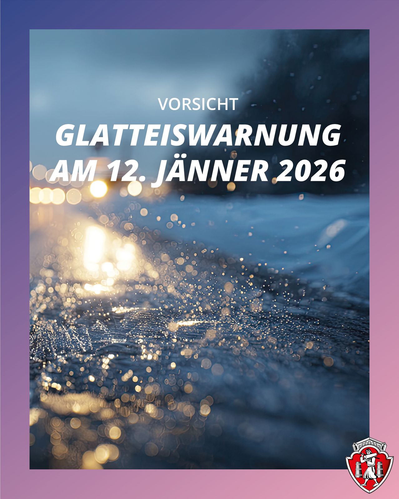 Ein Bild mit einer dunklen, nassen Straße und Reflexionen von Scheinwerfern. Der Text lautet 'Vorsicht Glatteiswarnung am 12. Jänner 2026'. Der Hintergrund ist unscharf.