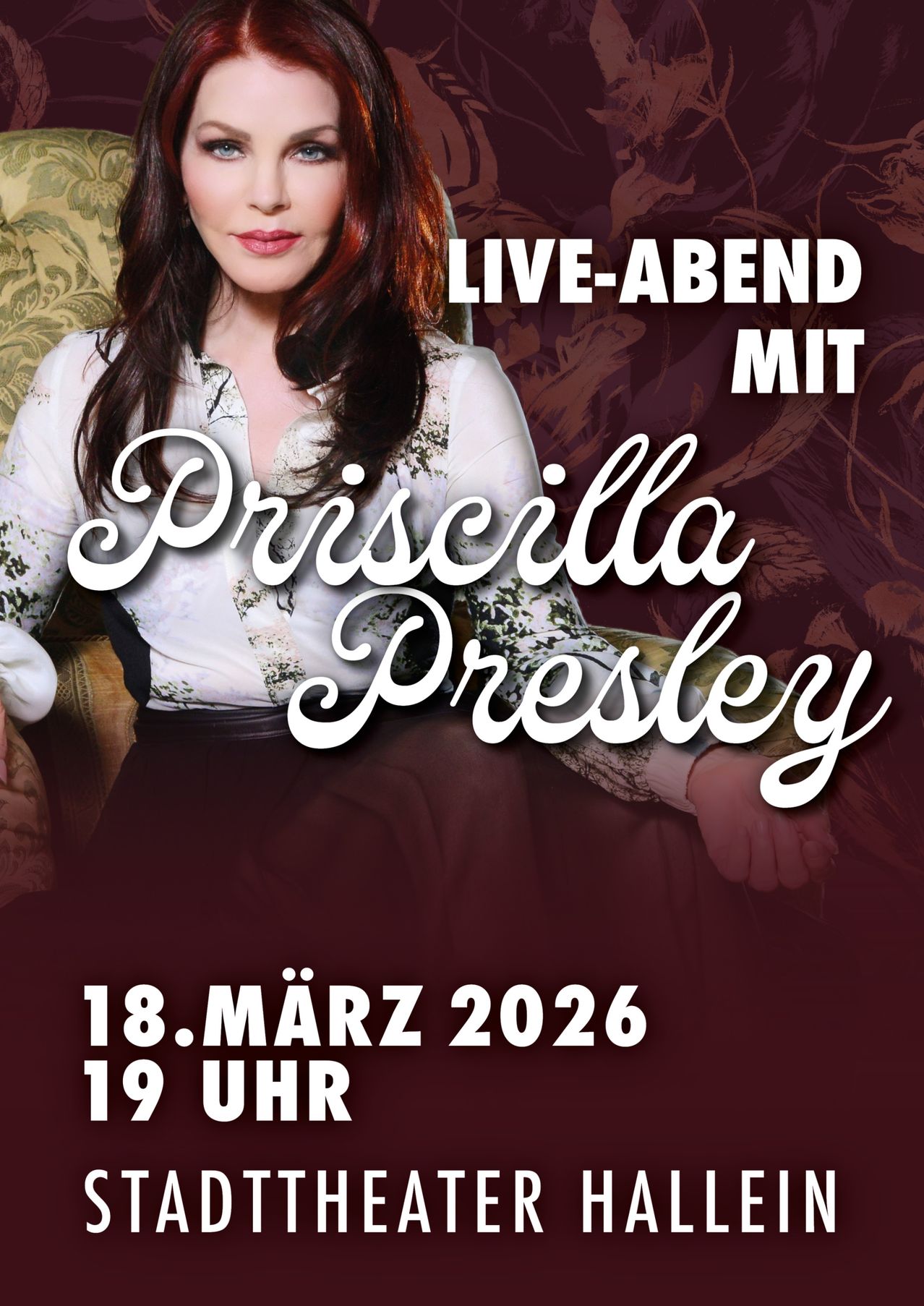 Ein Werbeplakat mit Priscilla Presley, die auf einem Stuhl mit einem blumig bedruckten Oberteil und einem schwarzen Rock sitzt. Der Hintergrund des Plakats ist dunkel und der Text 'Live-Abend mit Priscilla Presley 18. März 2026 19 Uhr' ist darauf zu sehen.