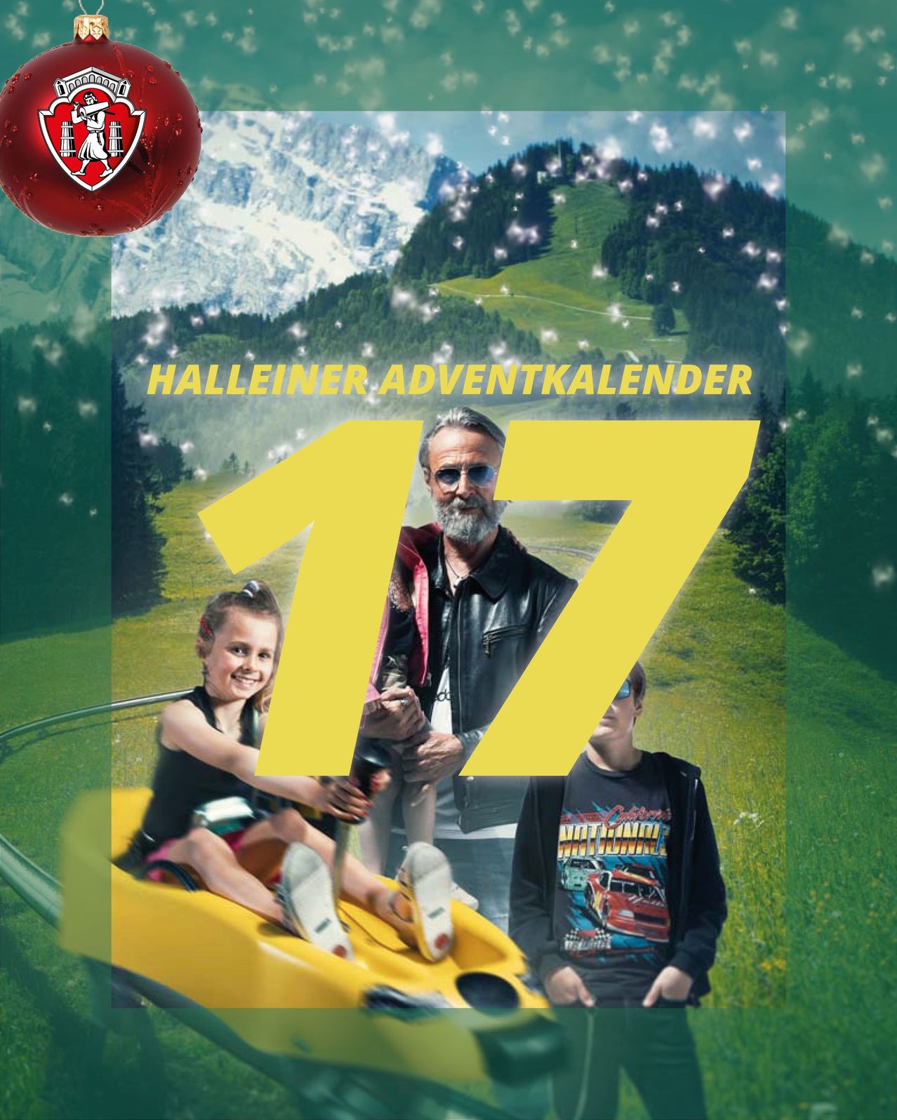 Eine Familie fährt mit einem gelben Schlitten vor einem Berg, wobei der Mann in der Lederjacke ein kleines Mädchen hält. Im Hintergrund ist der Hallein Adventkalender 17 zu sehen.