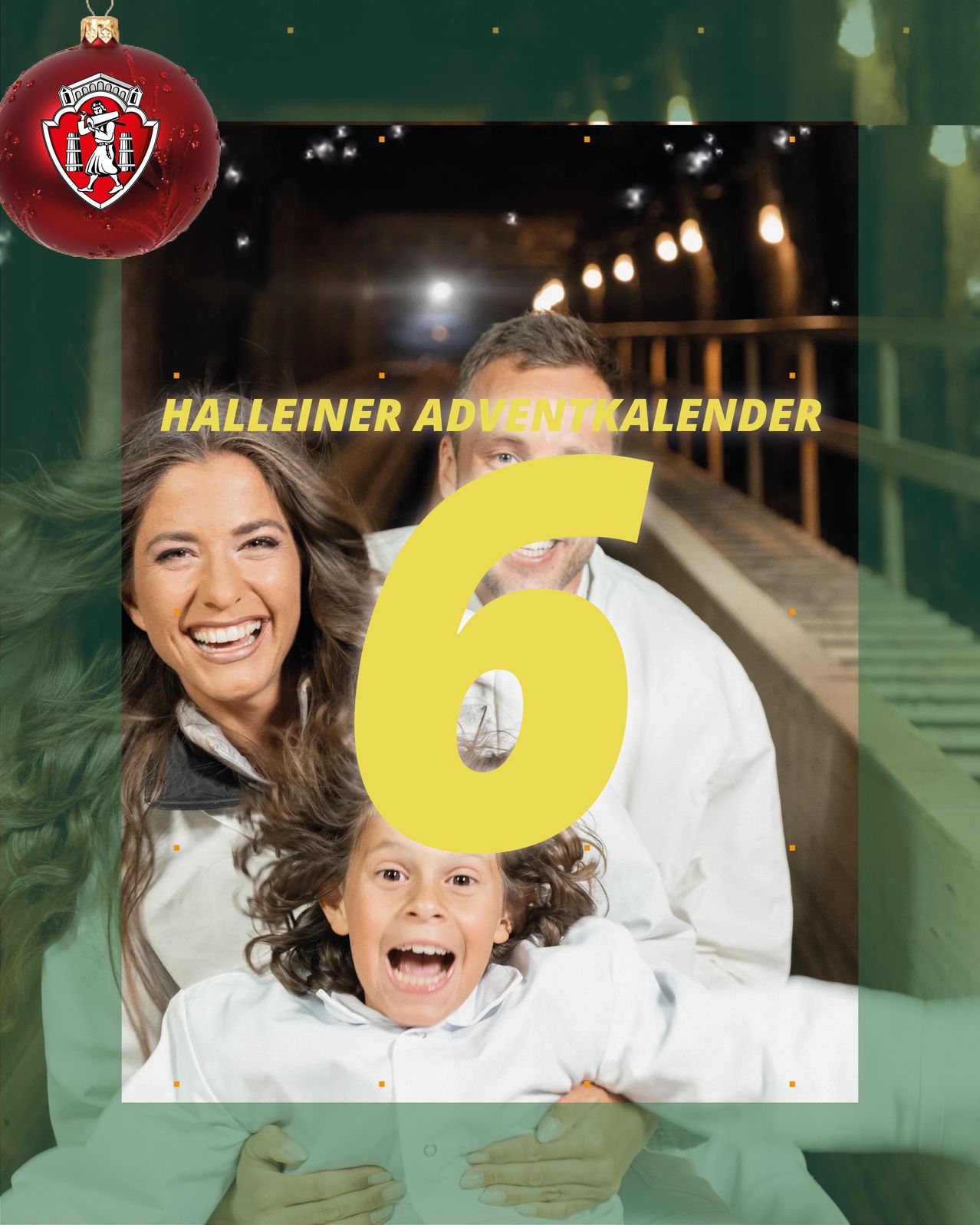 Familienfoto mit der Nummer 6, wahrscheinlich für einen Halleiner Adventskalender. Sie lächeln und posieren.