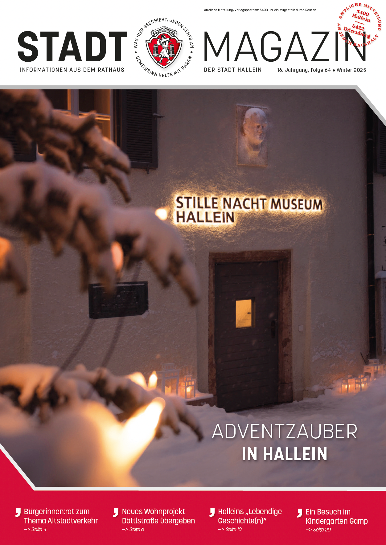 Ein Gebäude mit schneebedeckten Zweigen hat ein Schild mit der Aufschrift 'Stille Nacht Museum Hallein' und 'Adventszauber in Hallein' mit brennenden Kerzen auf dem Boden.