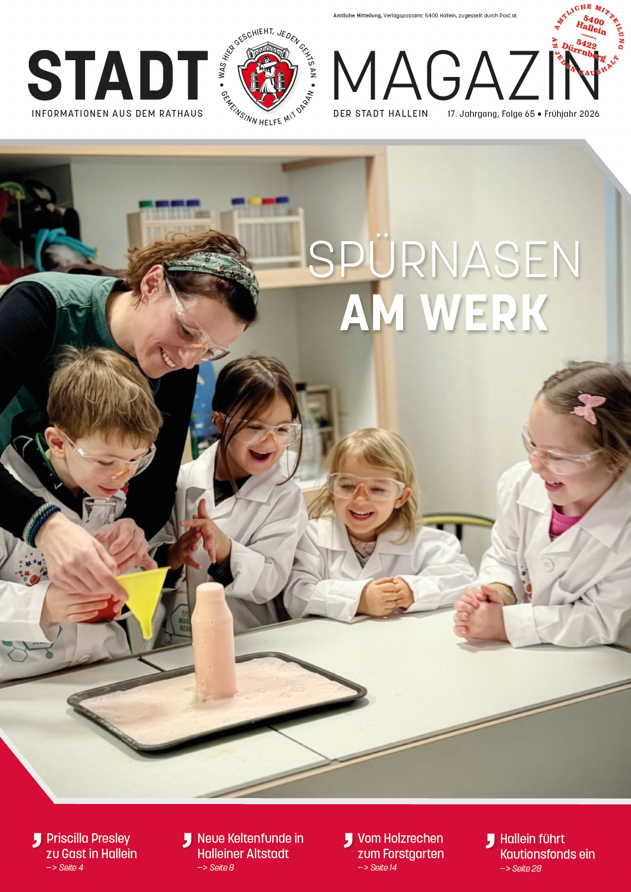 Eine Frau führt Kinder in weißen Laborkittel und Schutzbrillen zu einem wissenschaftlichen Experiment und zeigt ihnen, wie man einen Trichter benutzt.