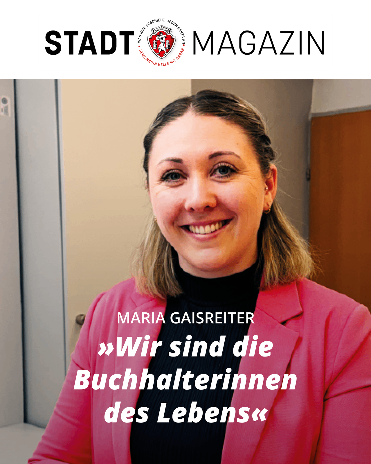 Eine lächelnde Frau in einem rosa Blazer und einem schwarzen Oberteil ist auf einem Zeitschriftencover abgebildet, mit dem Text 'Wir sind die Buchhalterinnen des Lebens' über ihr. Das Cover hat ein Logo für Stadt Magazin.