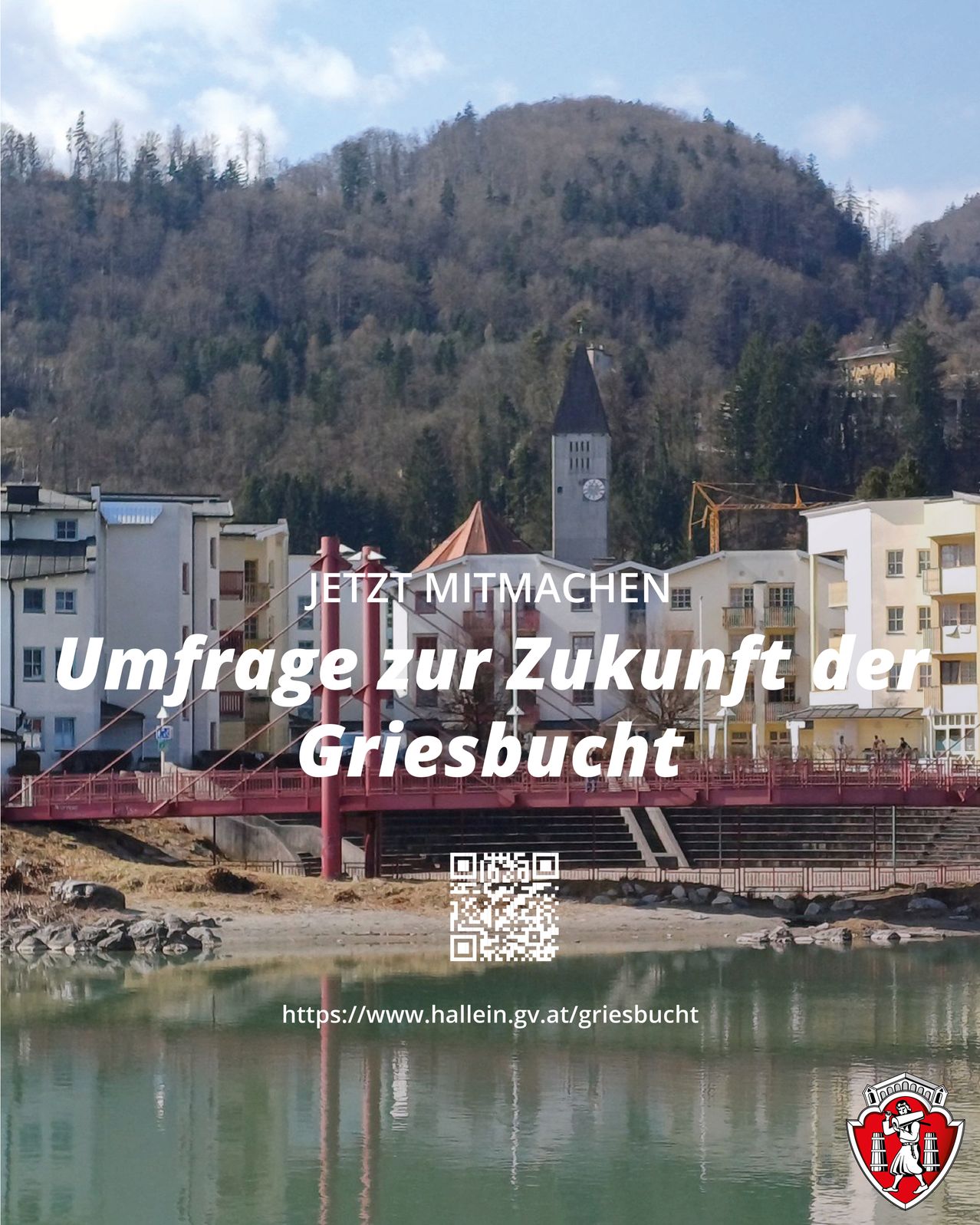 Eine Brücke überspannt die Griesbucht mit Gebäuden und Bergen im Hintergrund. Das Bild enthält einen QR-Code und eine Umfrageeinladung.