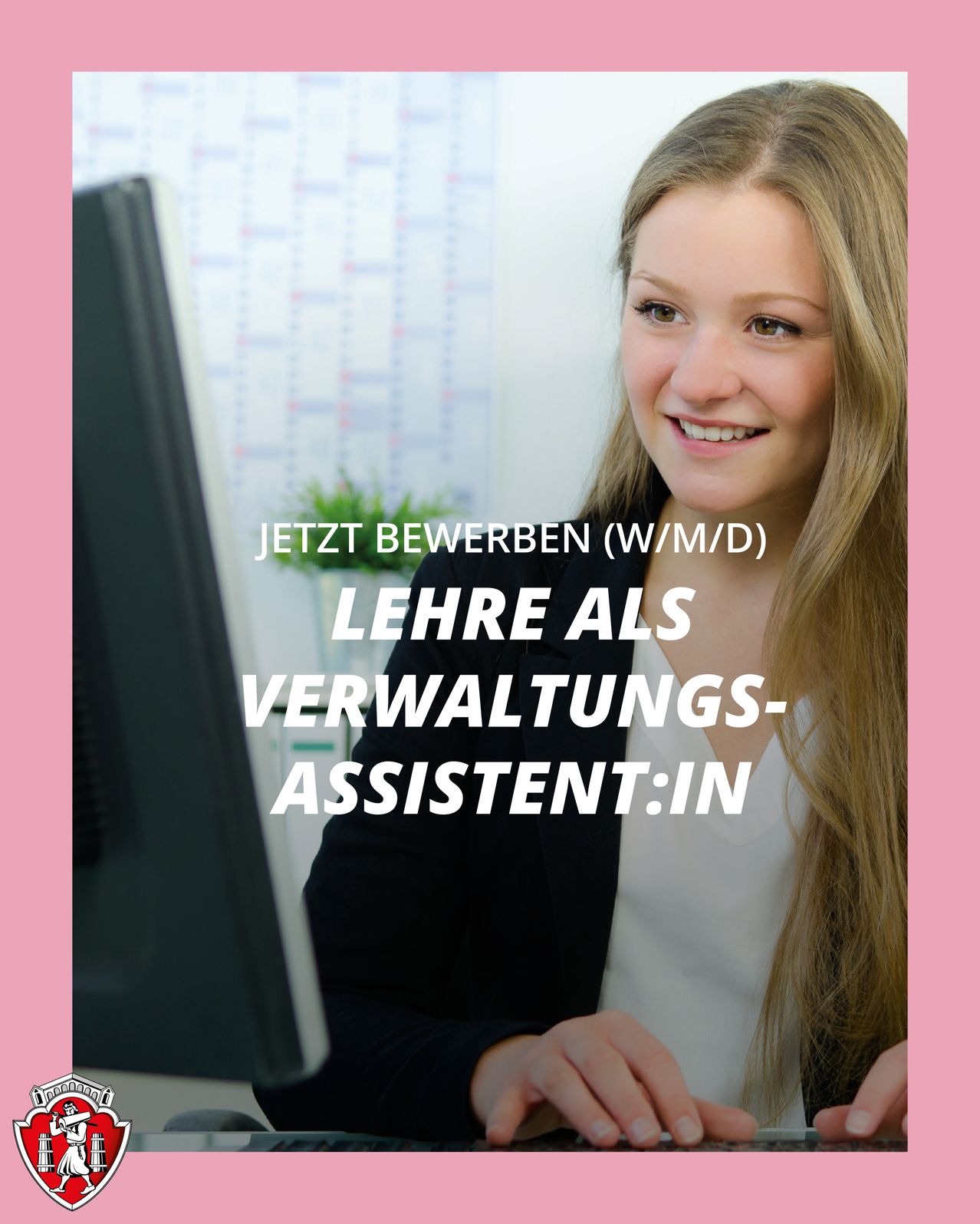 Eine lächelnde Frau sitzt vor einem Computer. Sie schaut in die Kamera. Der Text auf dem Bildschirm lautet: 'Jetzt bewerben (W/M/D) Lehre als Verwaltungs-Assistent:in'.