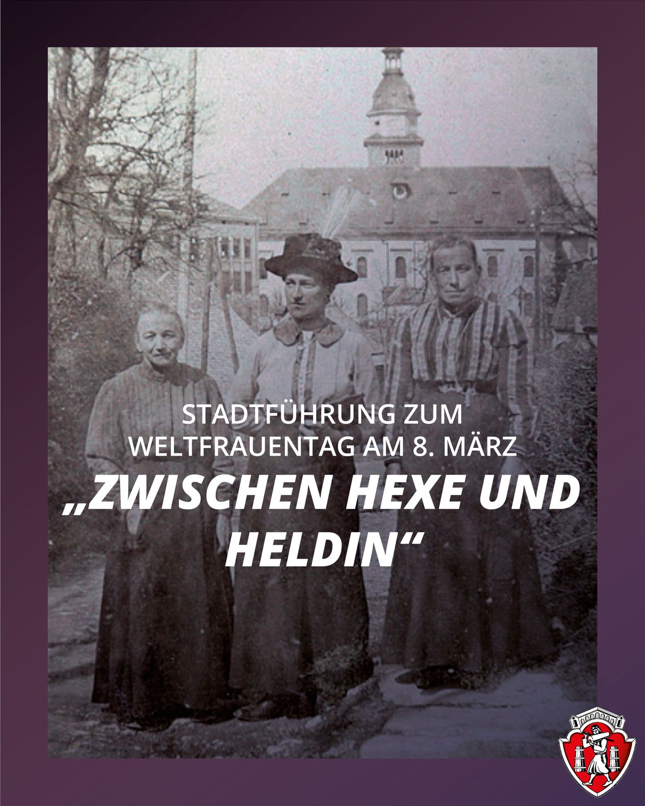 Ein altes Foto zeigt drei Menschen in traditioneller Kleidung vor einem Gebäude. Der Text lautet: 'Stadtführung zum Weltfrauentag am 8. März, 'Zwischen Hexe und Heldin'.