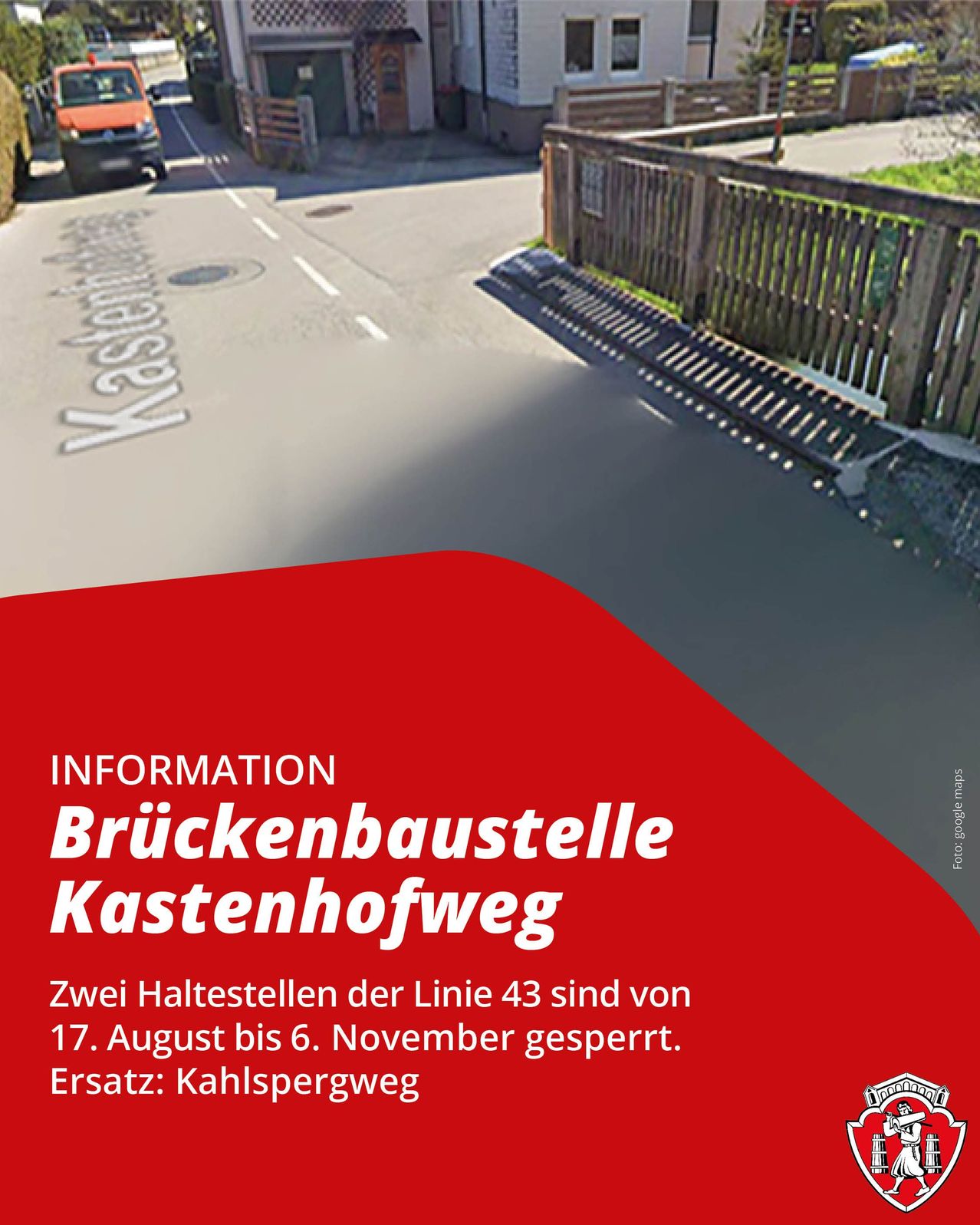 Ein rotes Informationsschild an einer Straße mit einem Holzzaun und einer Straße, auf der der Name Kastenhoffweg steht. Das Schild sagt 'Information Brückenbaustelle Kastenhoffweg' und 'Zwei Haltestellen der Linie 43 sind von 17. August bis 6. November gesperrt. Ersatz: Kahlspergweg'.