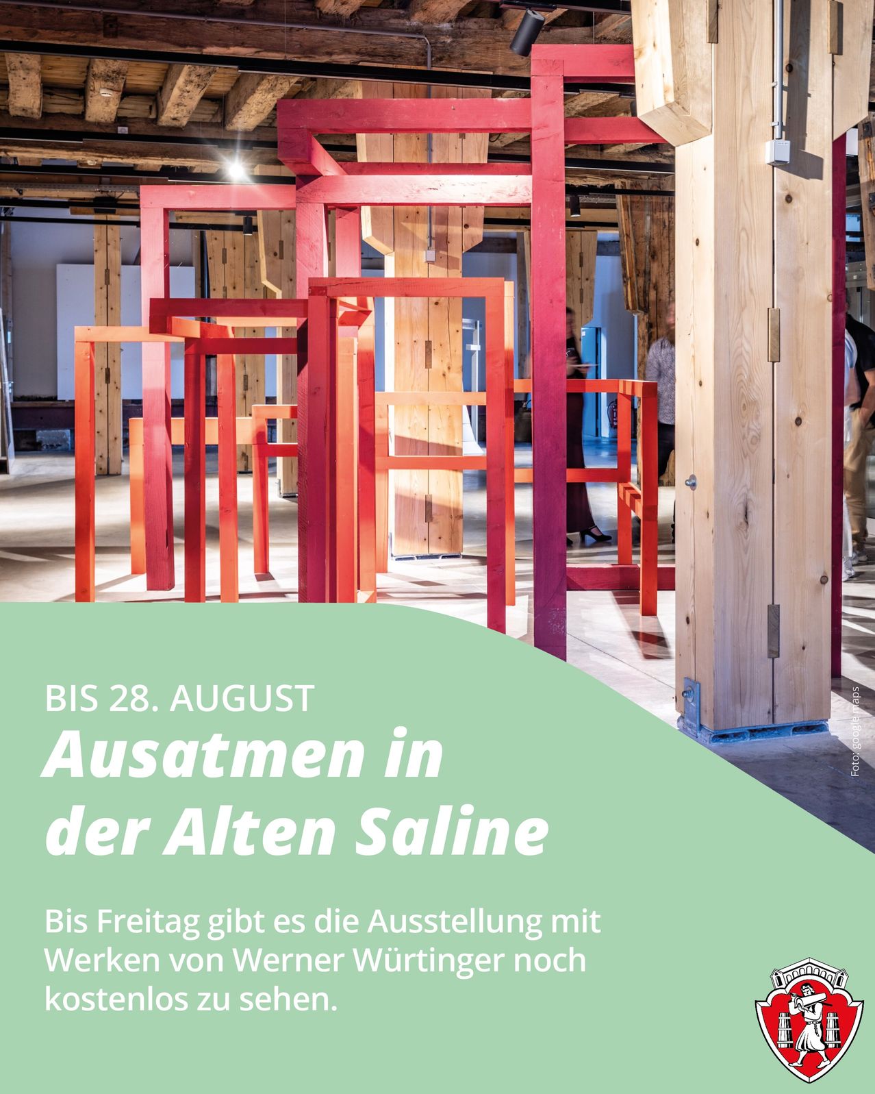 Eine Ausstellung mit Werken von Werner Würtinger ist bis zum 28. August in der Alten Saline geöffnet. Die Ausstellung zeigt eine Reihe roter Metallstrukturen vor einem hölzernen Hintergrund. Besucher erkunden die Kunst.