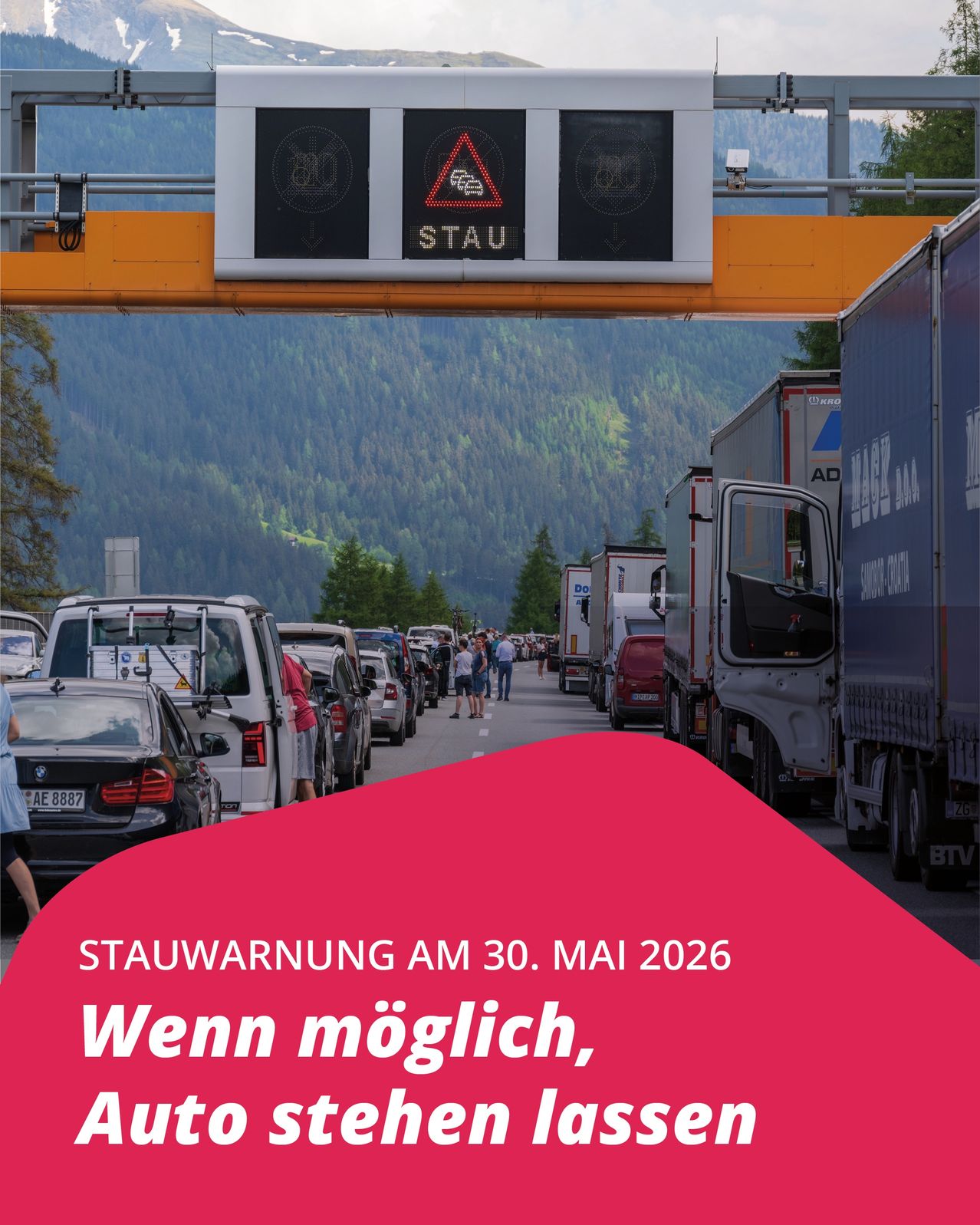 Ein Verkehrsschild über einer verstopften Straße warnt vor Verkehrsstau. Mehrere Autos und LKWs stecken in einem Stau. Das Datum 30. Mai 2026 und der Text 'Wenn möglich,' sind angezeigt.