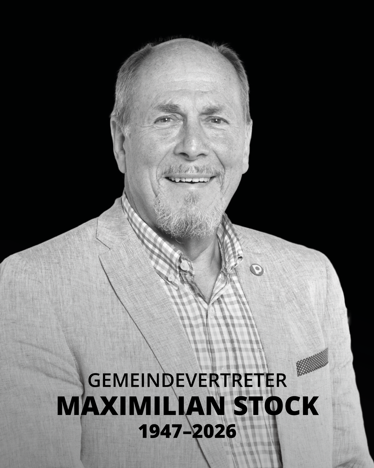 Ein Schwarz-Weiß-Porträt eines Mannes namens Maximilian Stock, der lächelt, mit einem karierten Hemd und Blazer. Der Hintergrund ist schlicht schwarz.