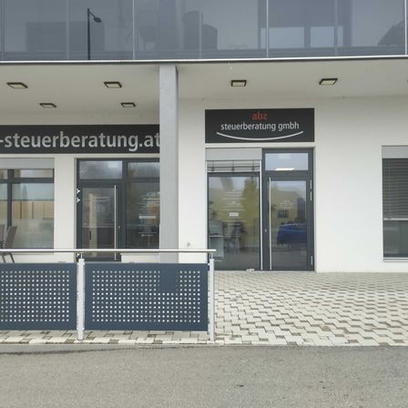 Bild enthält, Office Building, Airport, Floor, Gate, Postal Office, Table, Terminal, Hospital