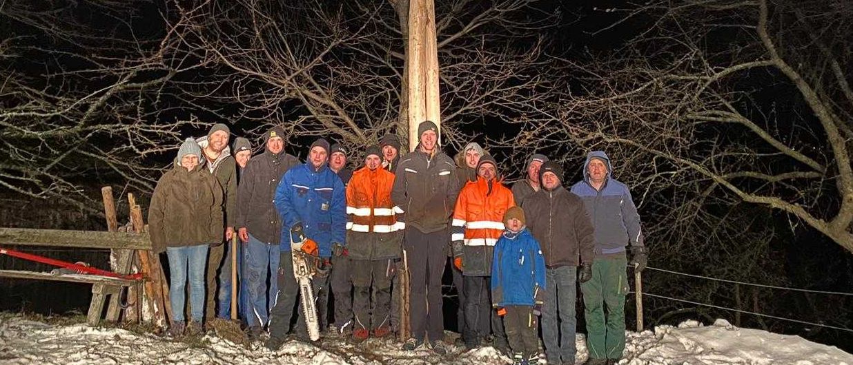 Bild enthält, People, Person, Tree, Pants, Glove, Portrait, Tower, Outdoors