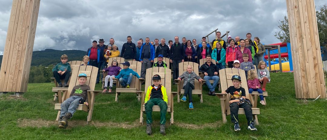 Bild enthält, Grass, Nature, Outdoors, Park, Shelter, People, Person, Boy, Child, Male