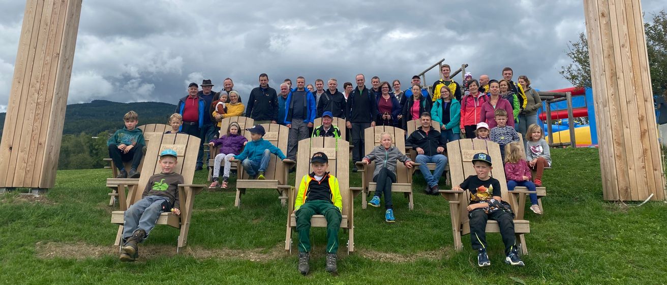 Bild enthält, Grass, Nature, Outdoors, Park, Shelter, People, Person, Boy, Child, Male