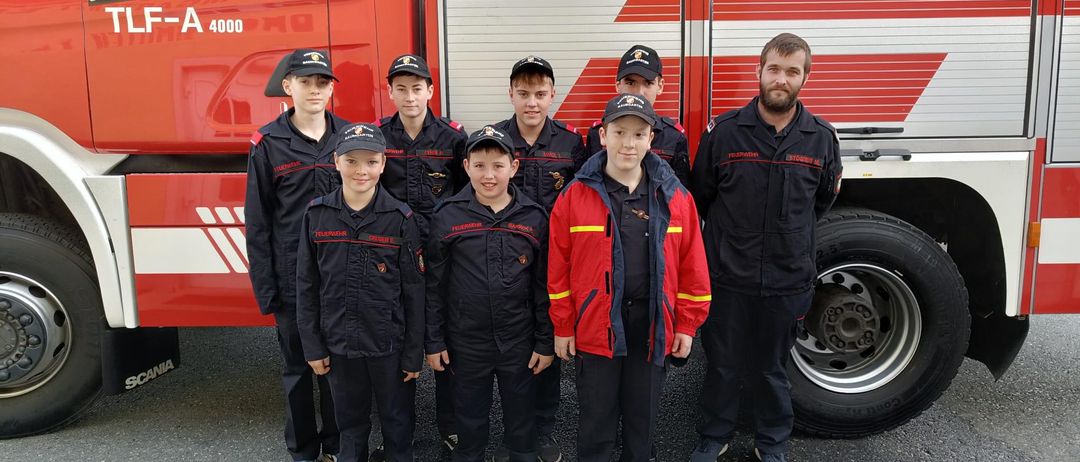 Bild enthält, People, Person, Baseball Cap, Coat, Jacket, Adult, Male, Man, Boy, Child