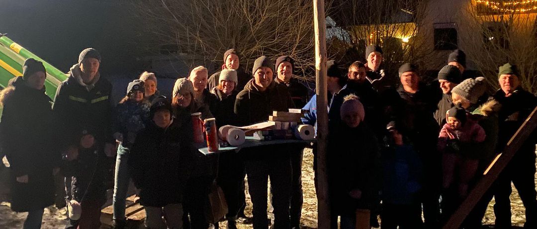 Bild enthält, Person, People, Flag, Nature, Night, Outdoors
