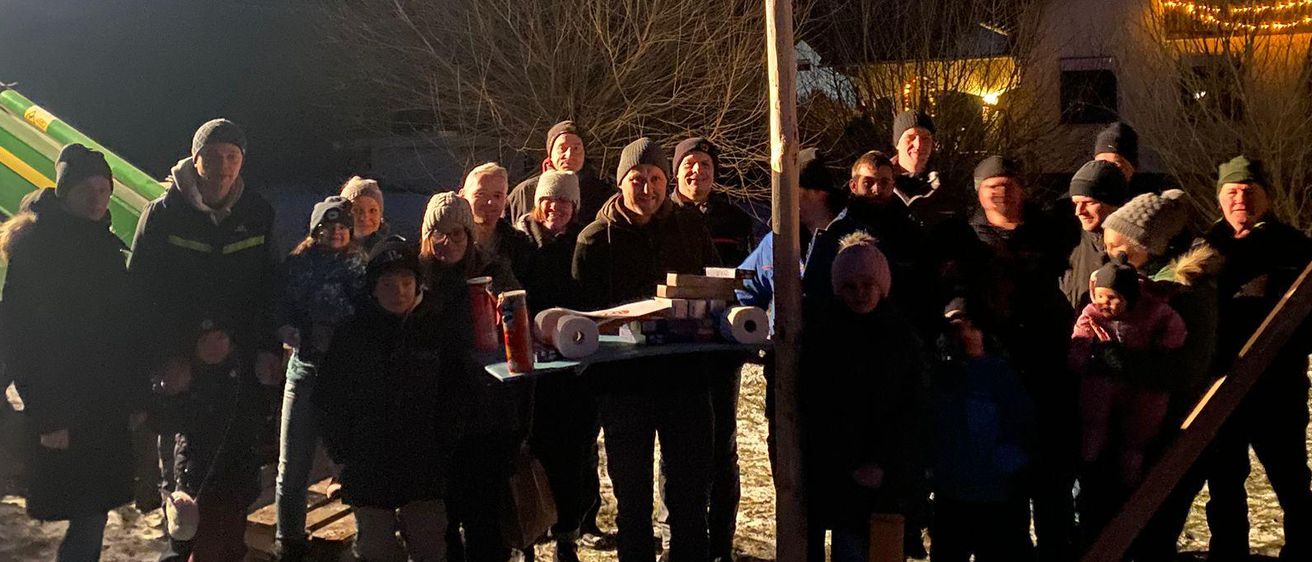 Bild enthält, Person, People, Flag, Nature, Night, Outdoors