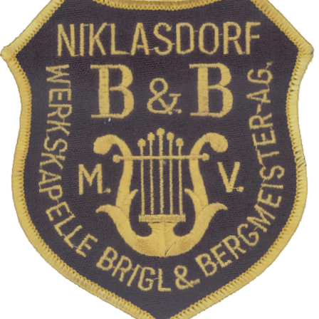 Das Bild zeigt ein schildförmiges Abzeichen mit einer goldenen Leier in der Mitte. Der Text lautet 'NIKLASDORF B&B', darunter steht 'WERKSKAPELLE BRIGL & BERGMEISTERLAG'. Der Rand ist gelb eingefasst.